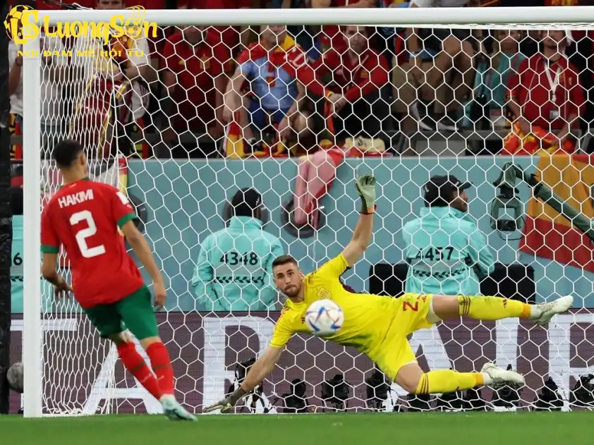 Hakimi bình tĩnh thực hiện cú panenka quyết định vào lưới Tây Ban Nha, đưa Morocco vào tứ kết World Cup 2022